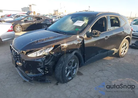 2025 Ford Escape St-Line Select z USA, uszkodzony, nr VIN 1FMCU9NA2SUA57556